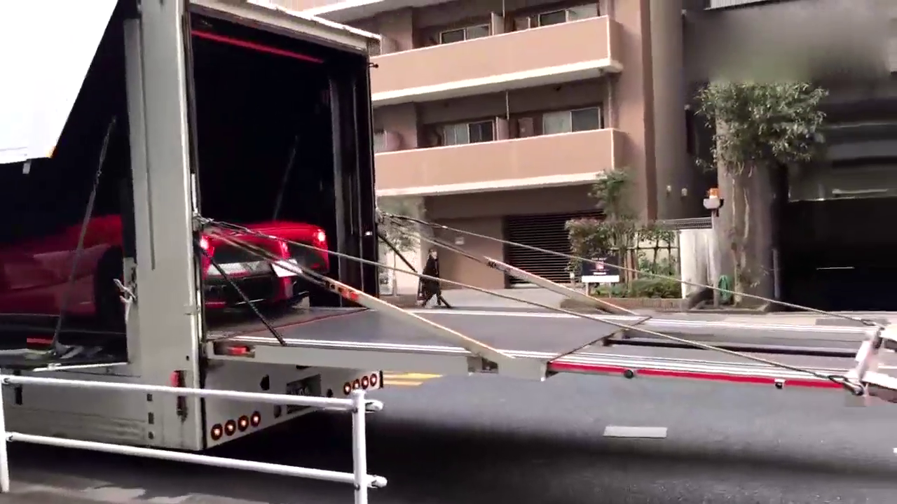 价值5000万法拉利跑车交付用户时，工作人员都紧张了