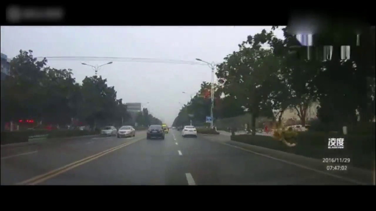 出租车双黄线违规掉头，致两车迎面相撞出租车