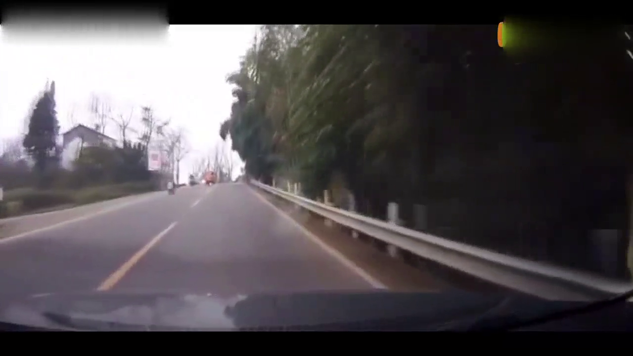 出租车飞速逆行超车，真是拿生命开玩笑