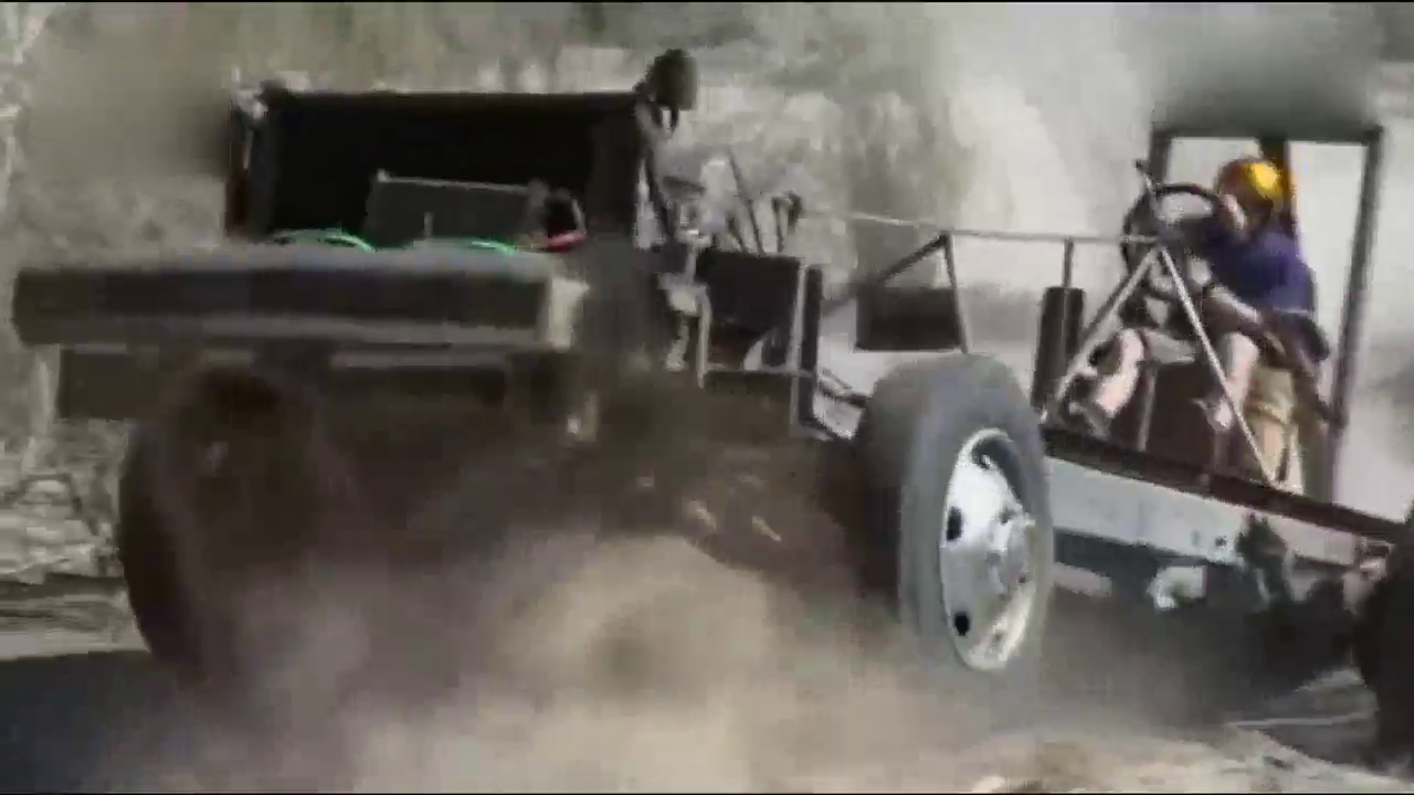 农民把卡车拆了做成的超长越野车，跑起来把自己都吓到