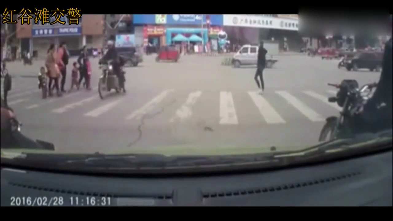 斑马线上美女正常行走还没完全反应，惨遭出租车撞飞