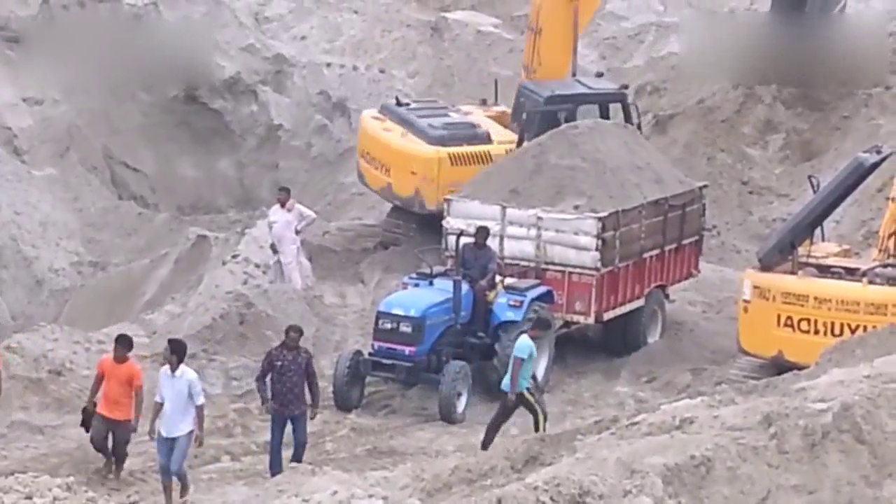 拖拉机真厉害，拉这么多土不说，还能在卡车面前嘚瑟