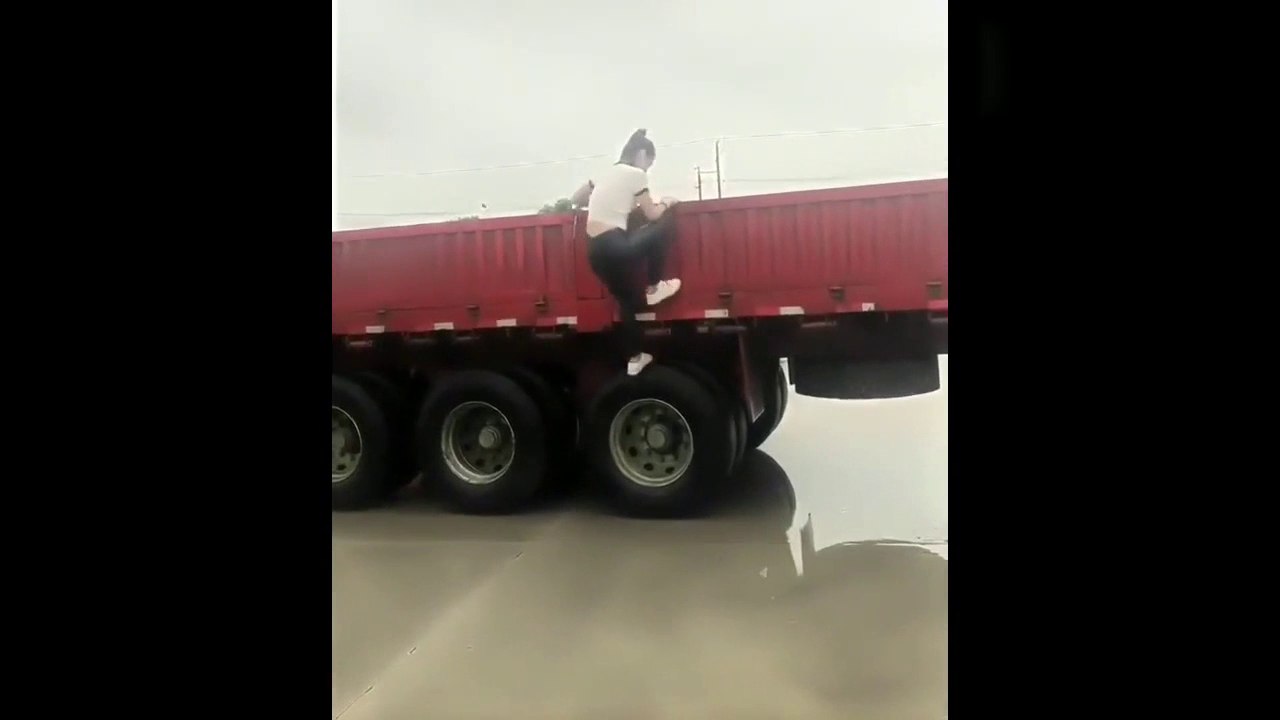 女司机买了几年的大卡车了，保养的这么好，像新的一样