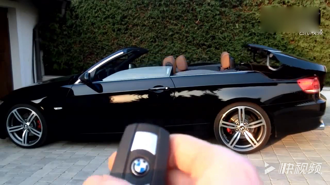 按住宝马跑车的钥匙10秒钟后，变形开始！