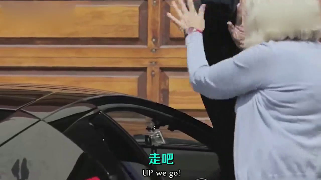 两位奶奶开兰博基尼跑车上街兜风，确定不会成为马路杀手