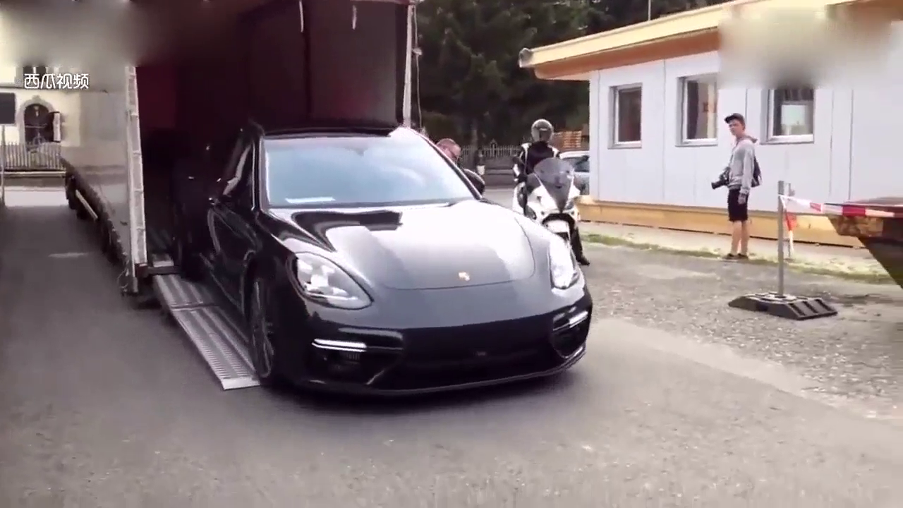 运输车厢落地那一刻才知道，200万的保时捷跑车有多么霸气！