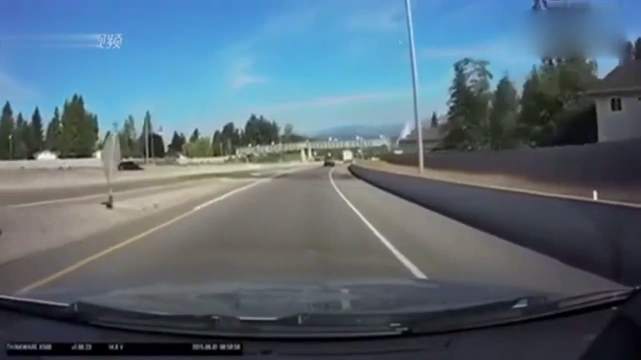 轿车刮蹭大卡车 失控惨撞隔离带