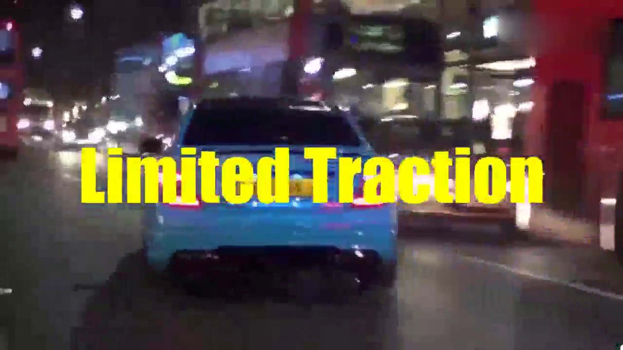 以为在开枪 性能车凶狠声浪吓跑一群人