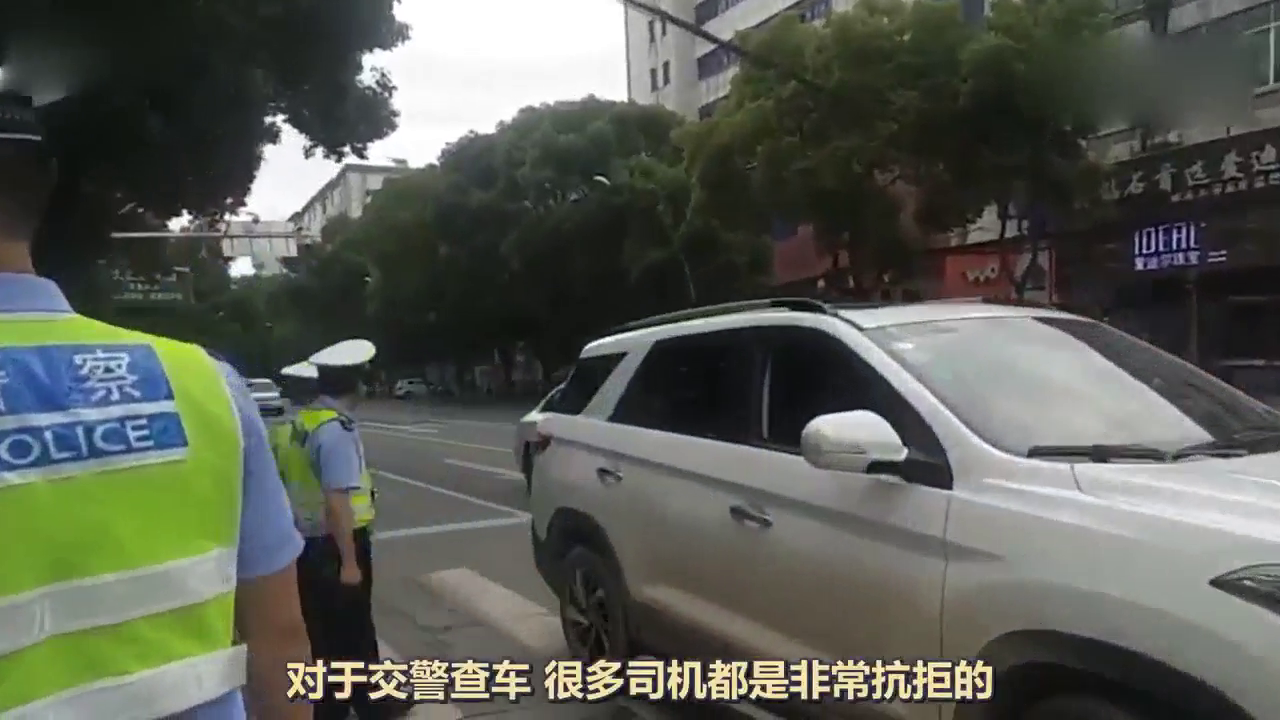 太嚣张！奥迪跑车当着交警的面变道，随后怒撞交警，逆行逃跑！