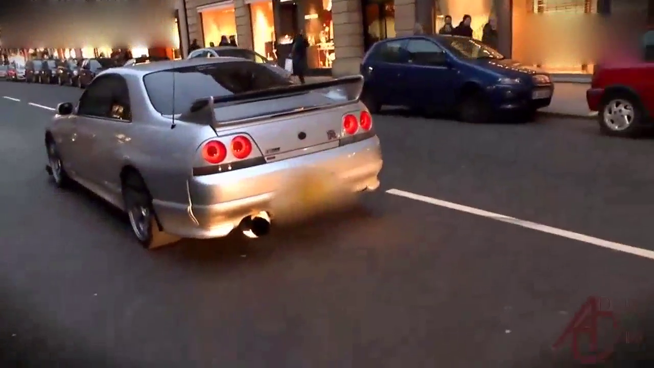 辛亏没烧着 路人遭到性能车的“攻击”