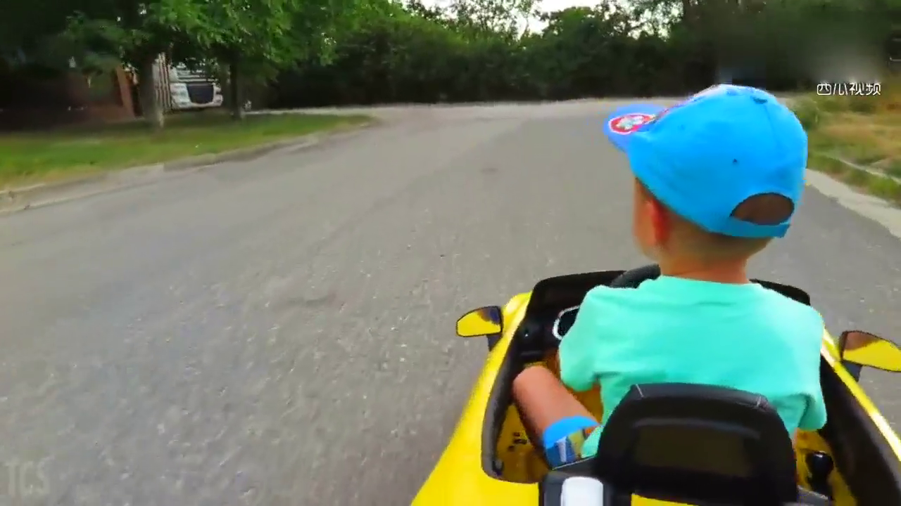 大卡车半路轮胎故障，熊小孩开奥迪R8助人为乐！