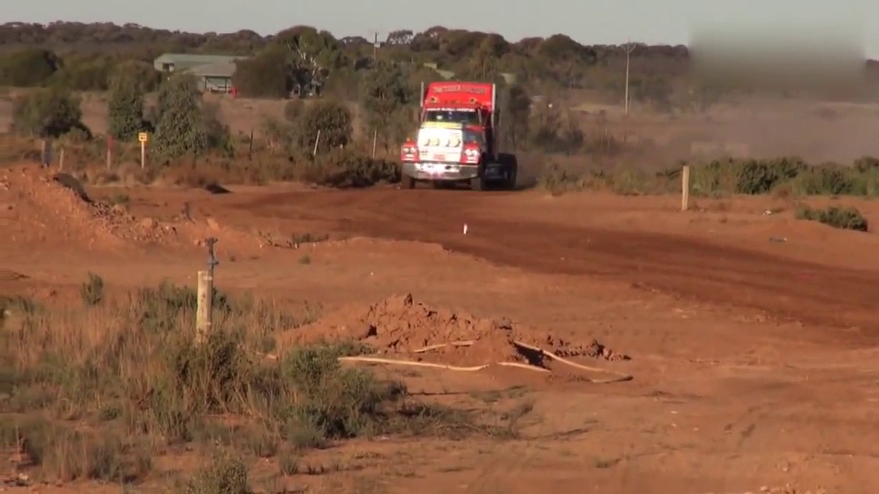 大块头半卡车跳，猛冲山丘90米后稳稳落地，底盘太扎实了
