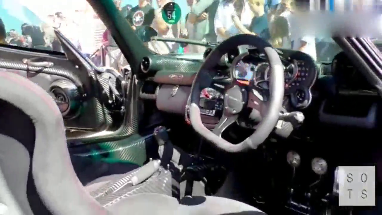 豪车云集的车展，布加迪威龙一出场霸气才刚刚开始