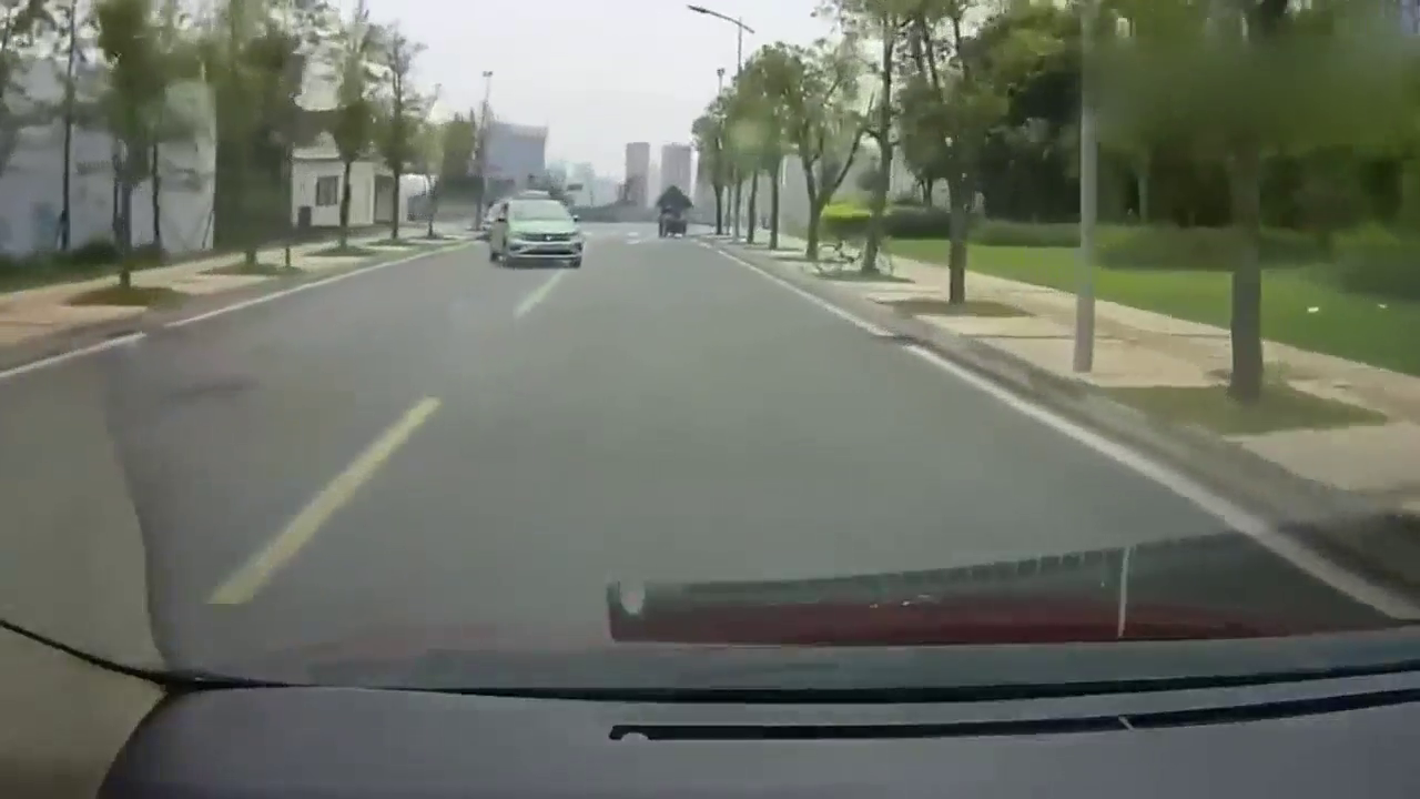 出租车突然变道逆行，随后的神操作，视频车司机都看迷糊了