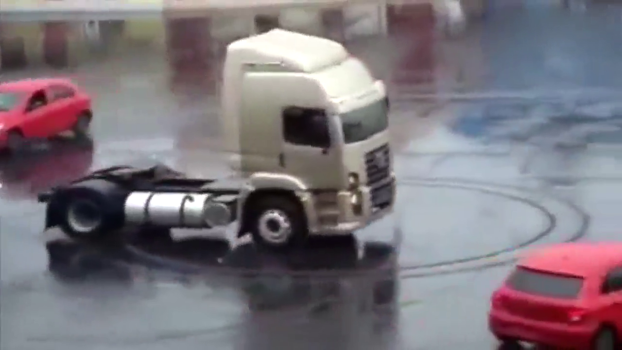 大卡车也能玩漂移？老司机这一动作才是霸气的开始！