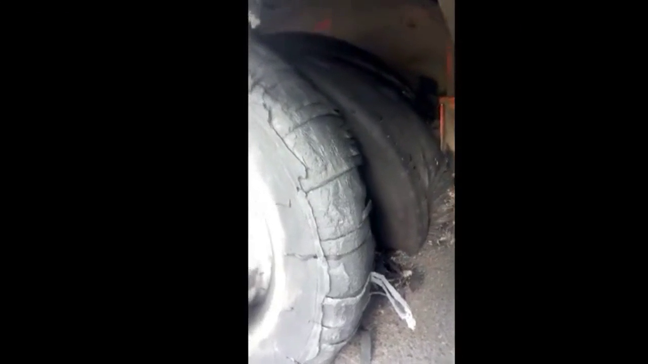 大卡车这样的轮胎估计废了