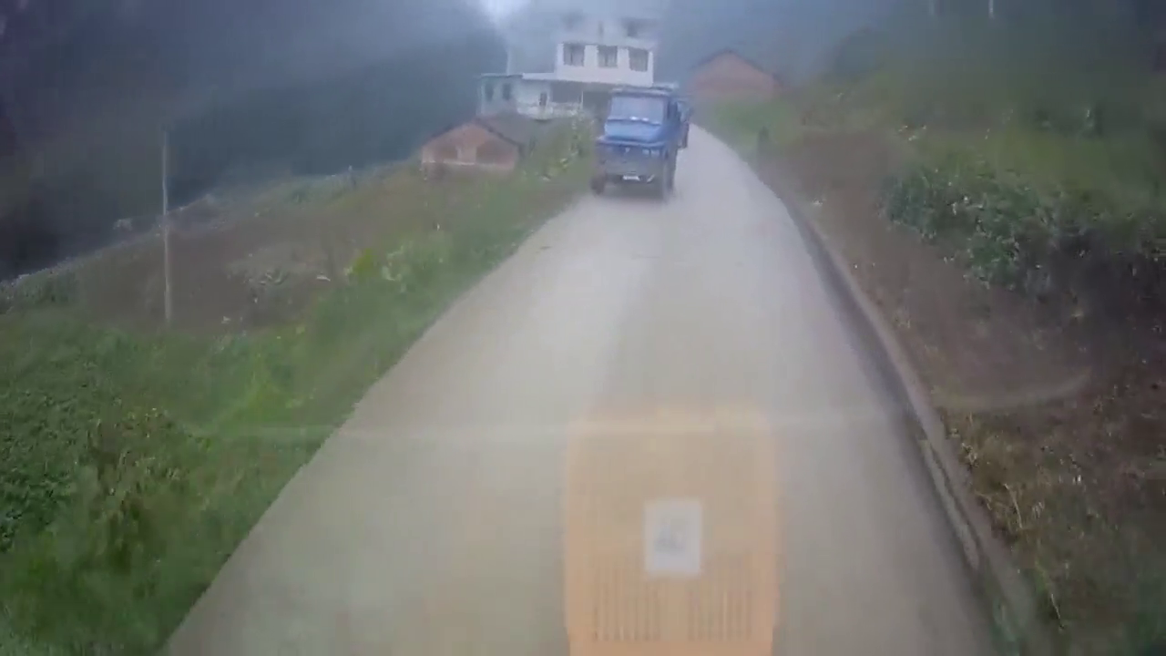 卡车大哥这操作真是吓到我了，网友：不是胆大就是没有刹车