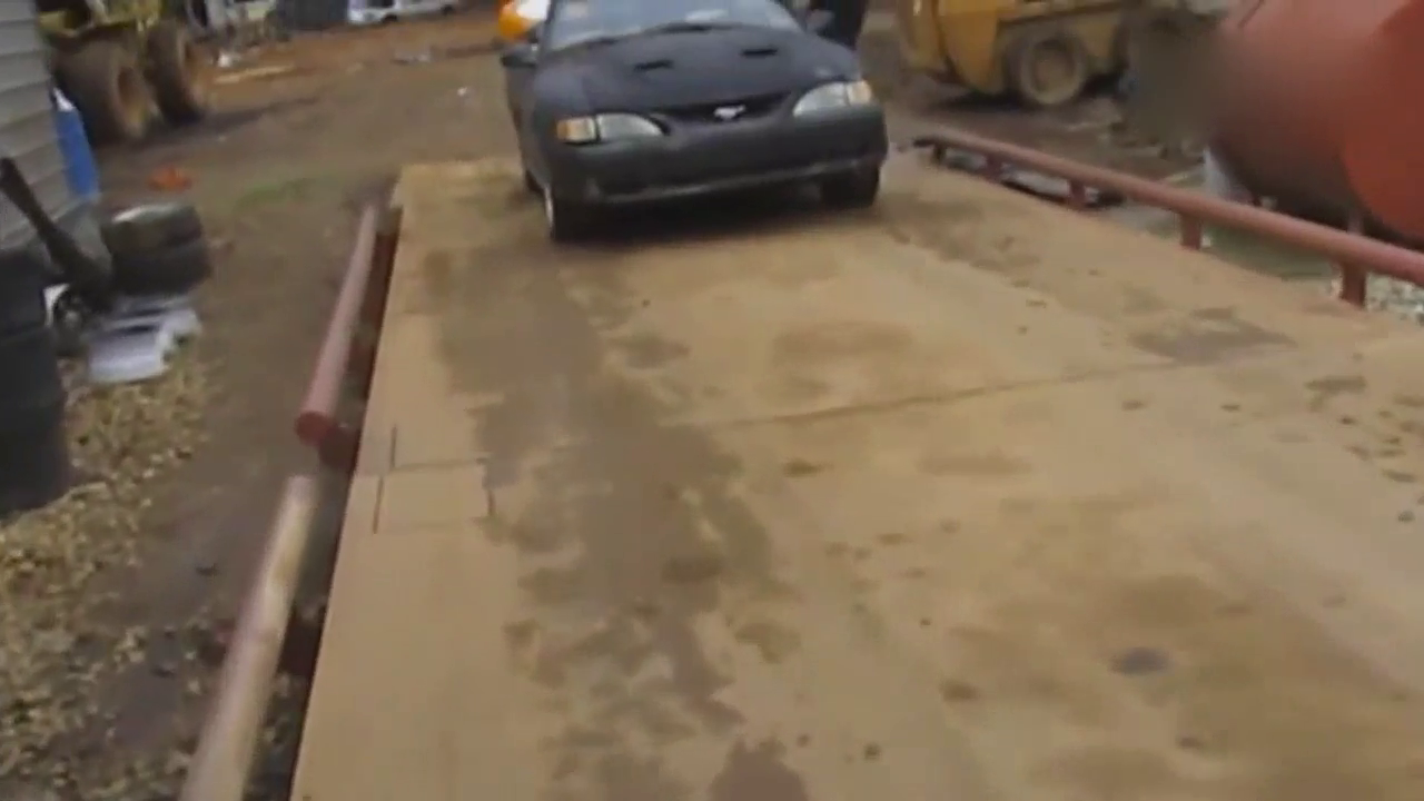 国外穷小子垃圾场意外捡到辆敞篷跑车，试一下还能开，发财了