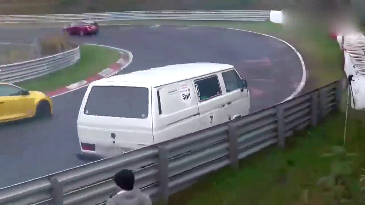 大众面包车跟跑车一样漂移，就是撞了墙