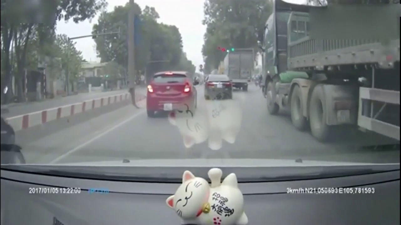 大卡车将骑电瓶车女孩别倒，女孩爬起来毫发无损