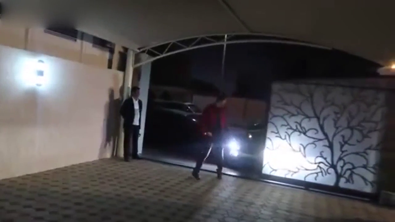 土豪过生日得到了一辆跑车和神秘礼物, 打开包装那刻霸气开始了!