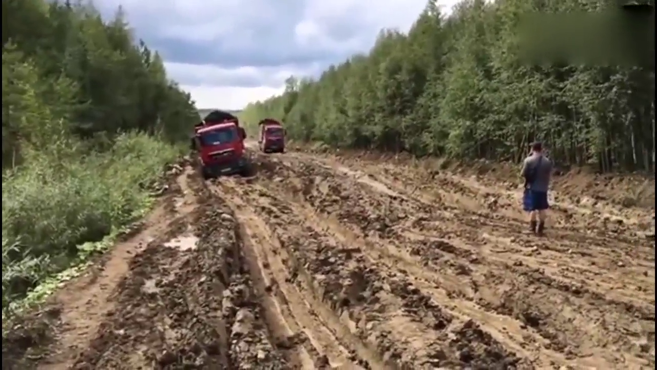 世界上最好的卡车走这条路都被困住了，云贵川的司机敢来挑战吗？