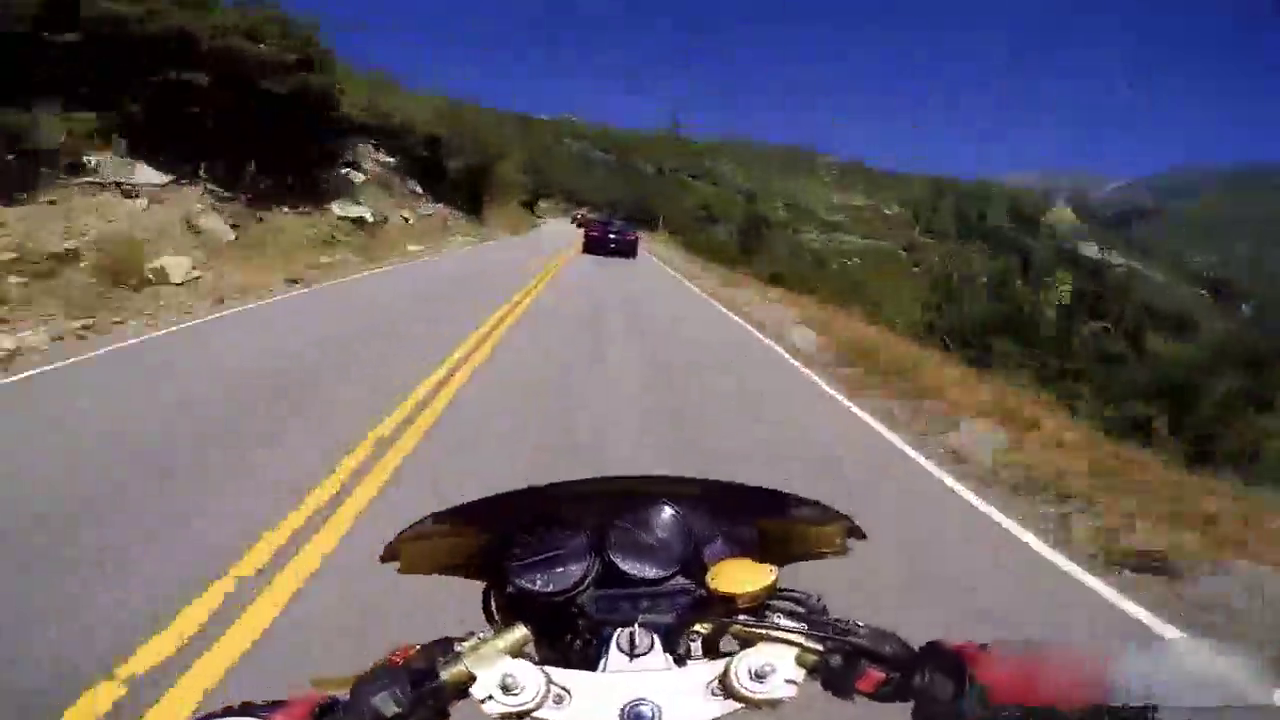 雅马哈遇到法拉利和保时捷911，拧下油门后跑车车主瞬间服了