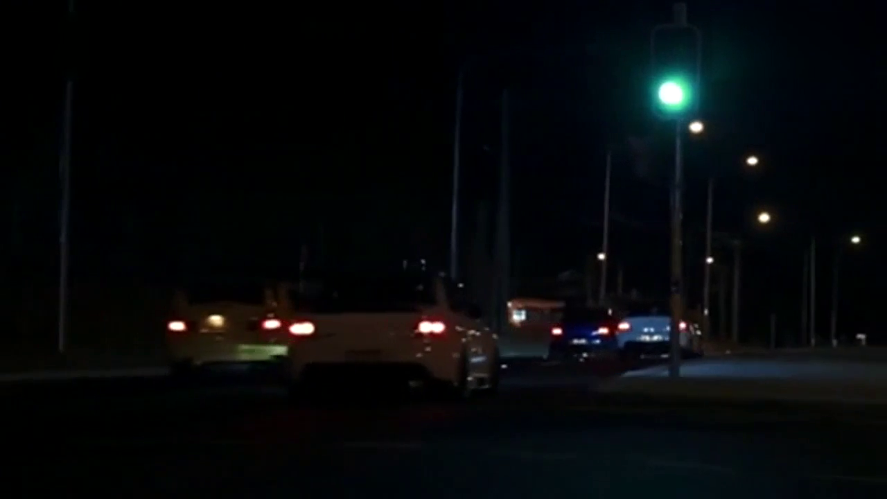 一群改装车深夜集结帅气游街，简直是行走的荷尔蒙