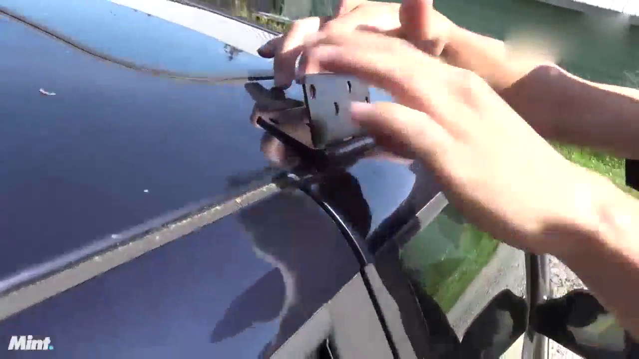 穷小伙买不起鸥翼门跑车，花5块改一个，打开车门那一刻蒙圈了