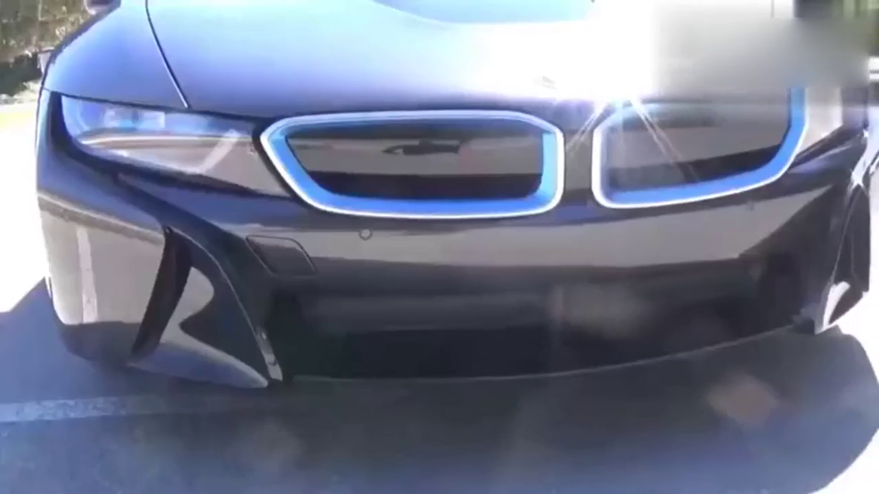 美女试驾宝马i8跑车，外观和内饰实拍，看完买不买自己拿主意