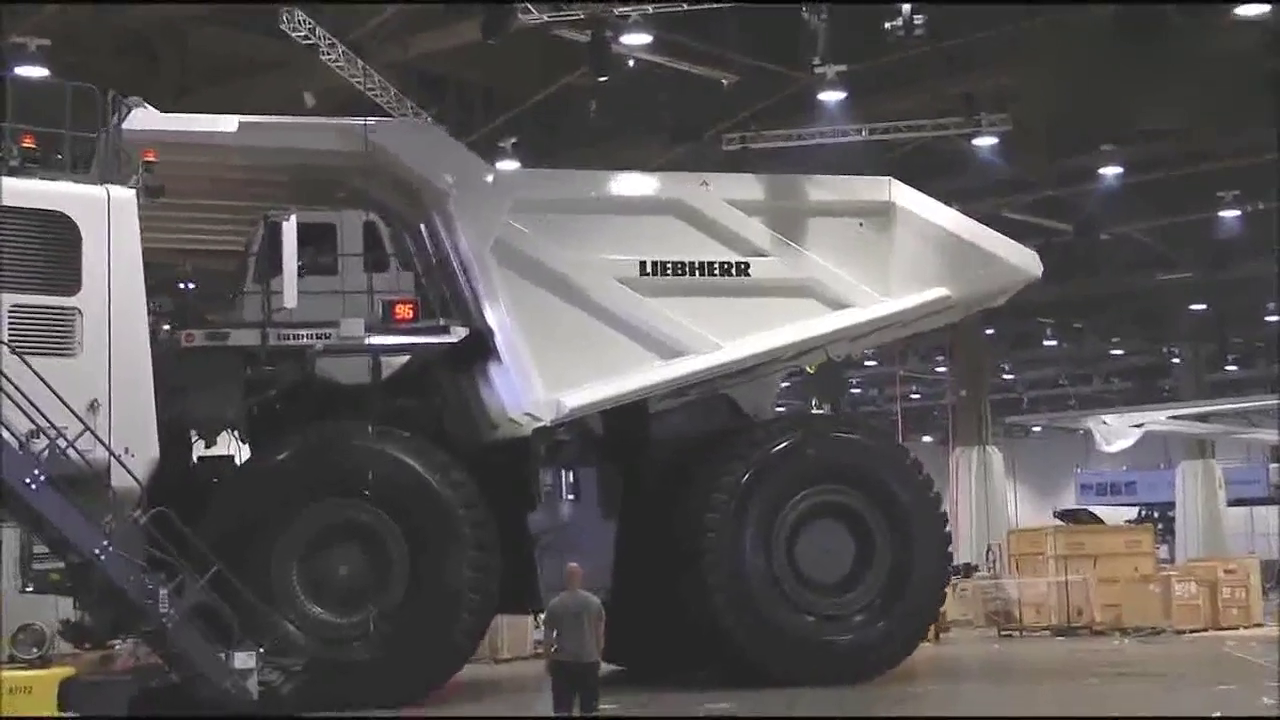 价值2000万的卡车都是怎么交付客户的，倒车的瞬间全是霸气