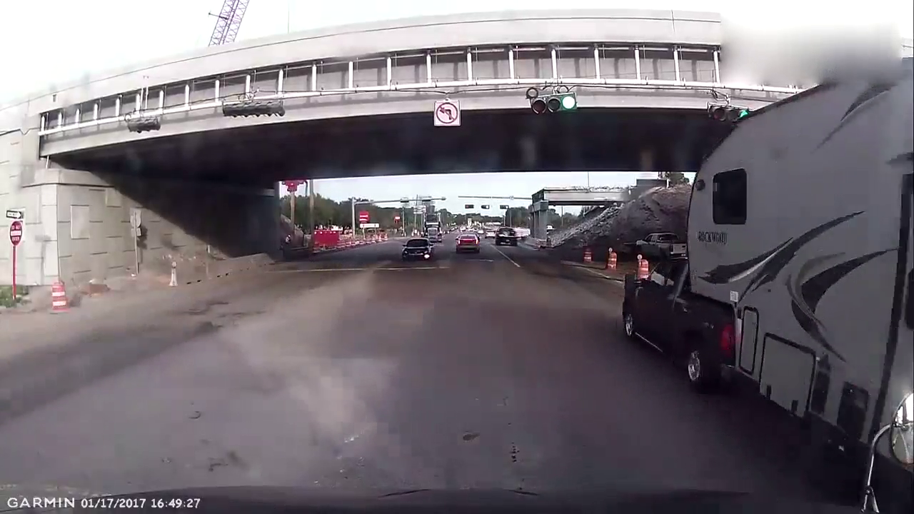 你猜谁更伤？当擎天柱卡车撞上美国校车