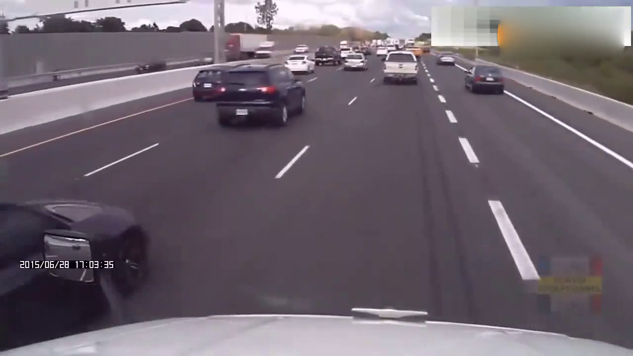 宝马男高速上恶意别大货车，结果被三辆卡车同时包围