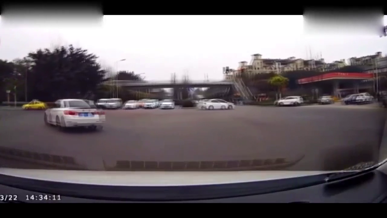 出租车大幅度调头，把后车害惨了