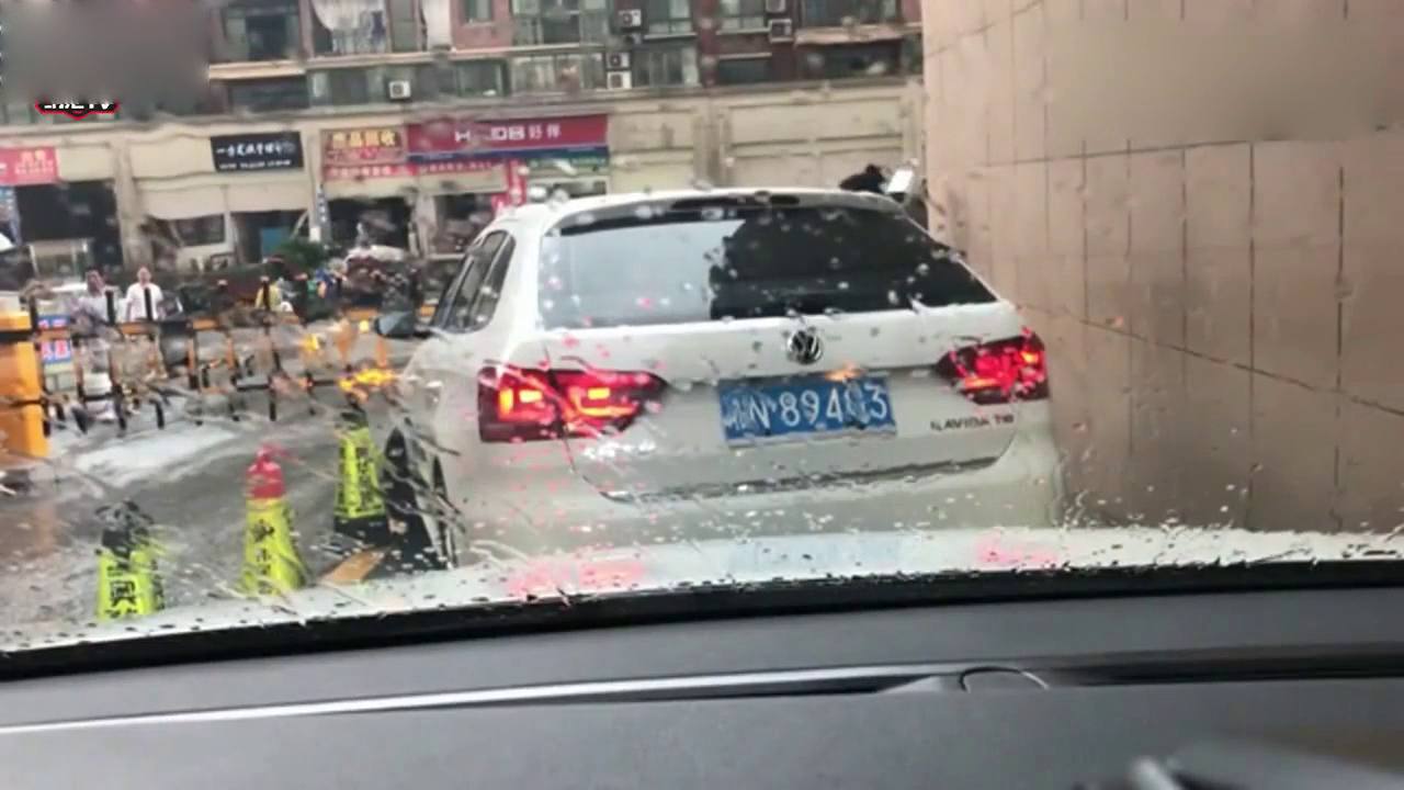 女司机出小区拒绝交停车费，下一秒现女司机神操作！