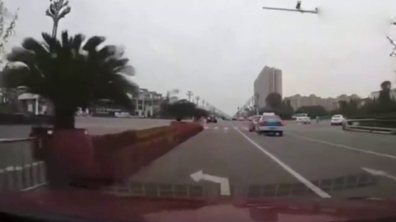 出租车明目张胆闯红灯，前车都停下了，他却疯狂怒怼