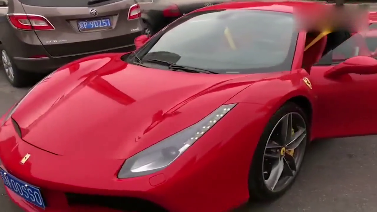 刚买的法拉利跑车，这个颜色是不是很好看呀？