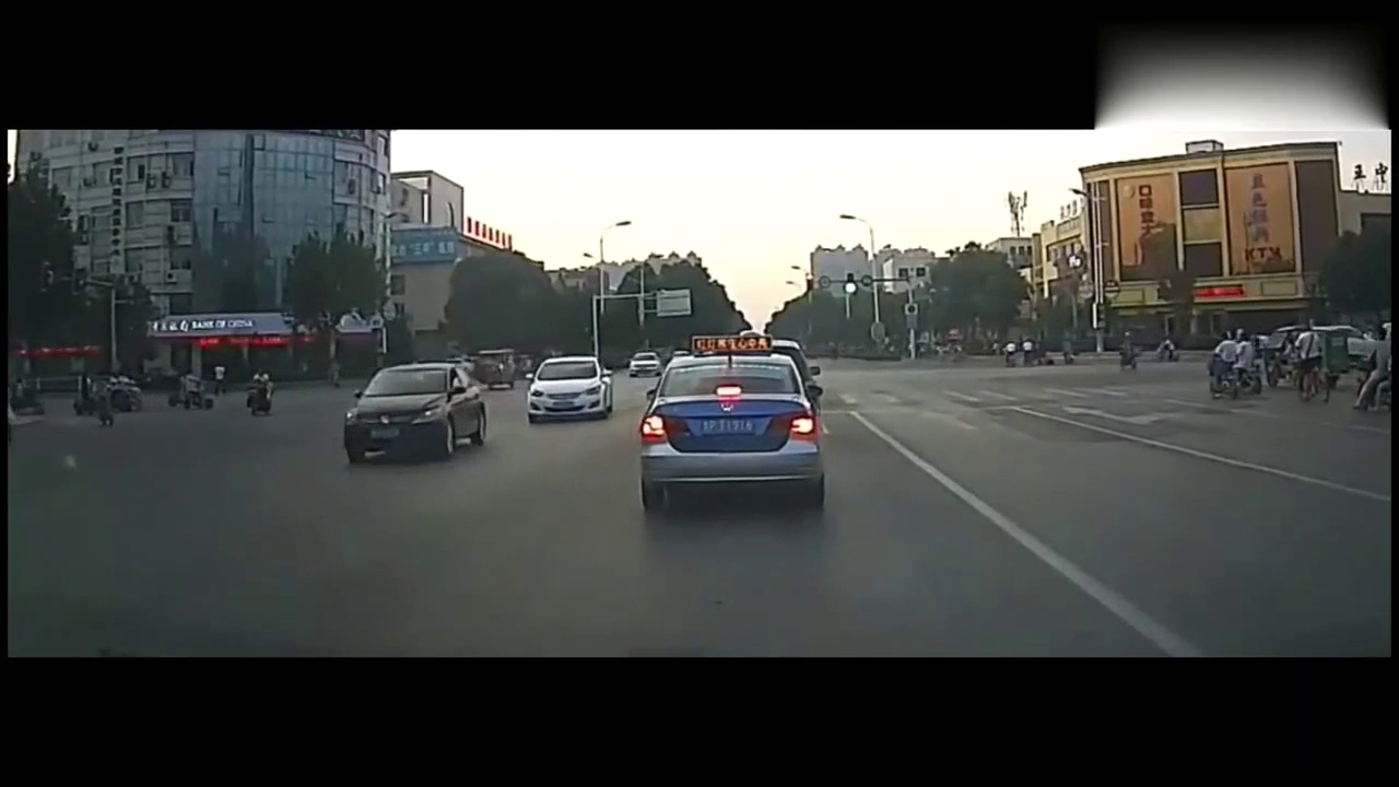 出租车路口过快，没想到电动车会这样横穿闯红灯