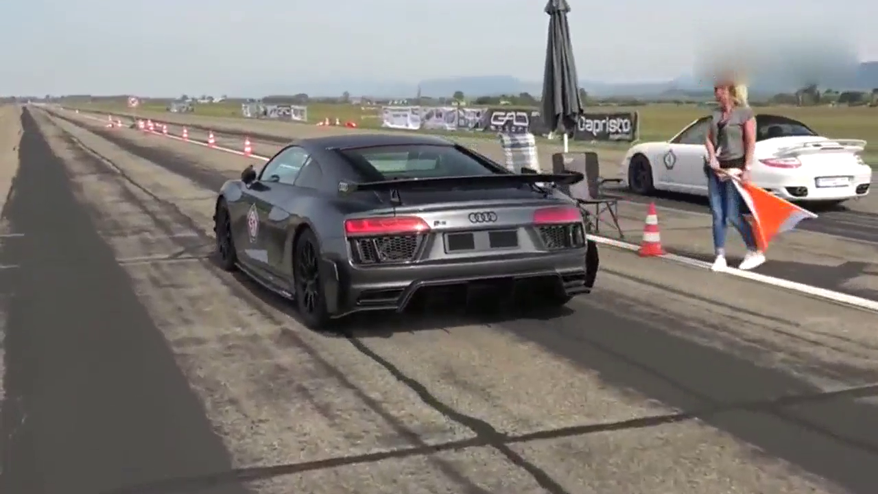 奥迪R8遇上保时捷跑车，一脚油门胜负已定！