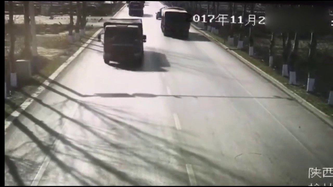 出租车突然逆行，和大货车发生惨烈对撞