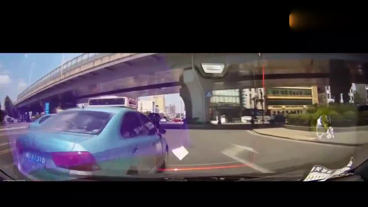 出租车变道急刹车，我无奈撞了上去