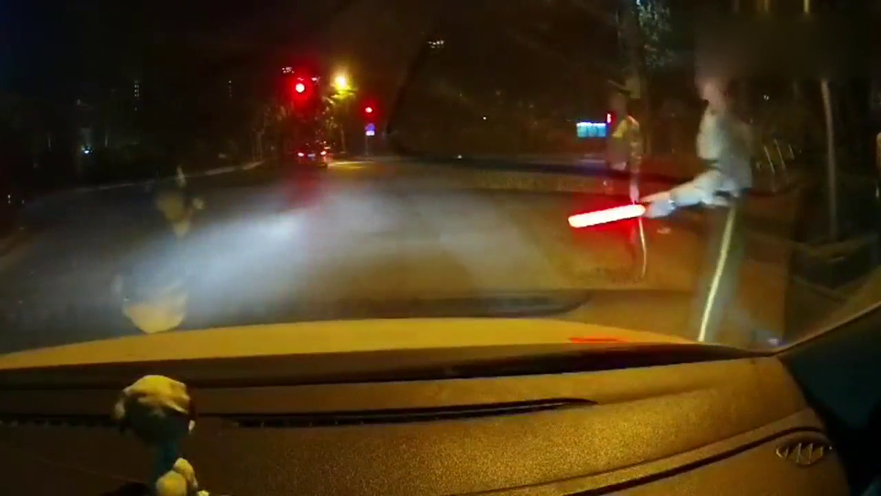 出租车径直开了过去，司机并不知道，兵哥哥们是要过马路