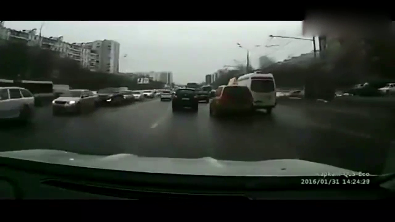 出租车恶意别救护车，大家都看不下去了