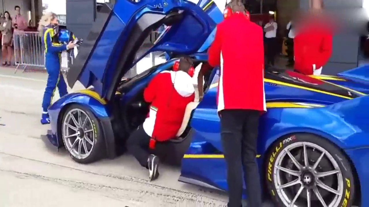 价值5000万法拉利跑车，车主下车的瞬间才知道有多霸道！