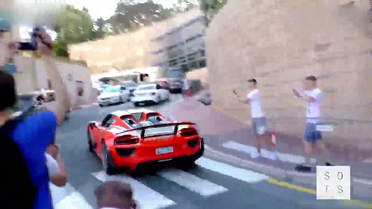 价值1800万的阿波罗跑车出街，前面的保时捷顿时失去了光芒！