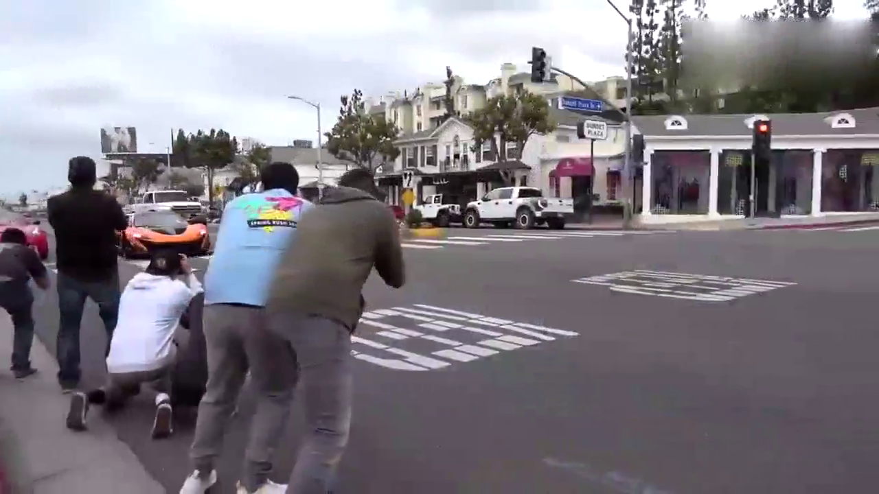 价值5000万的GT跑车一出场，布加迪车主都不敢踩油门了！