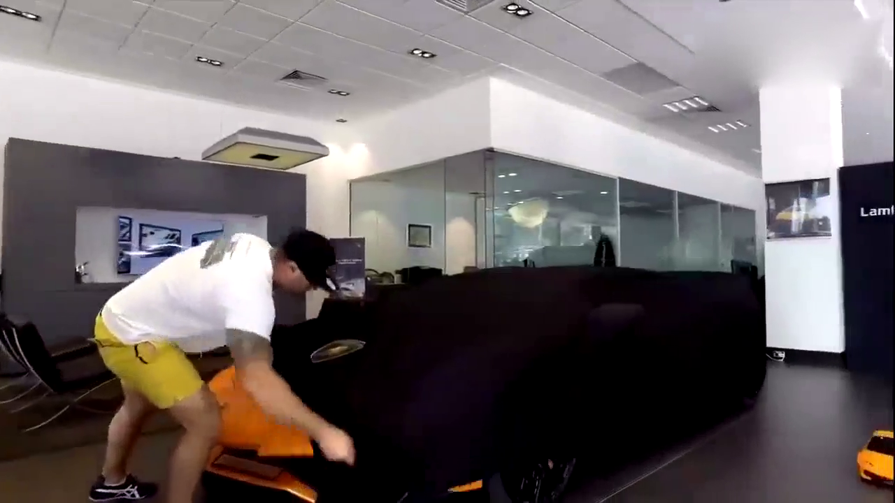 当掀起盖在兰博基尼跑车这块布时，土豪说这800多万花的超值！