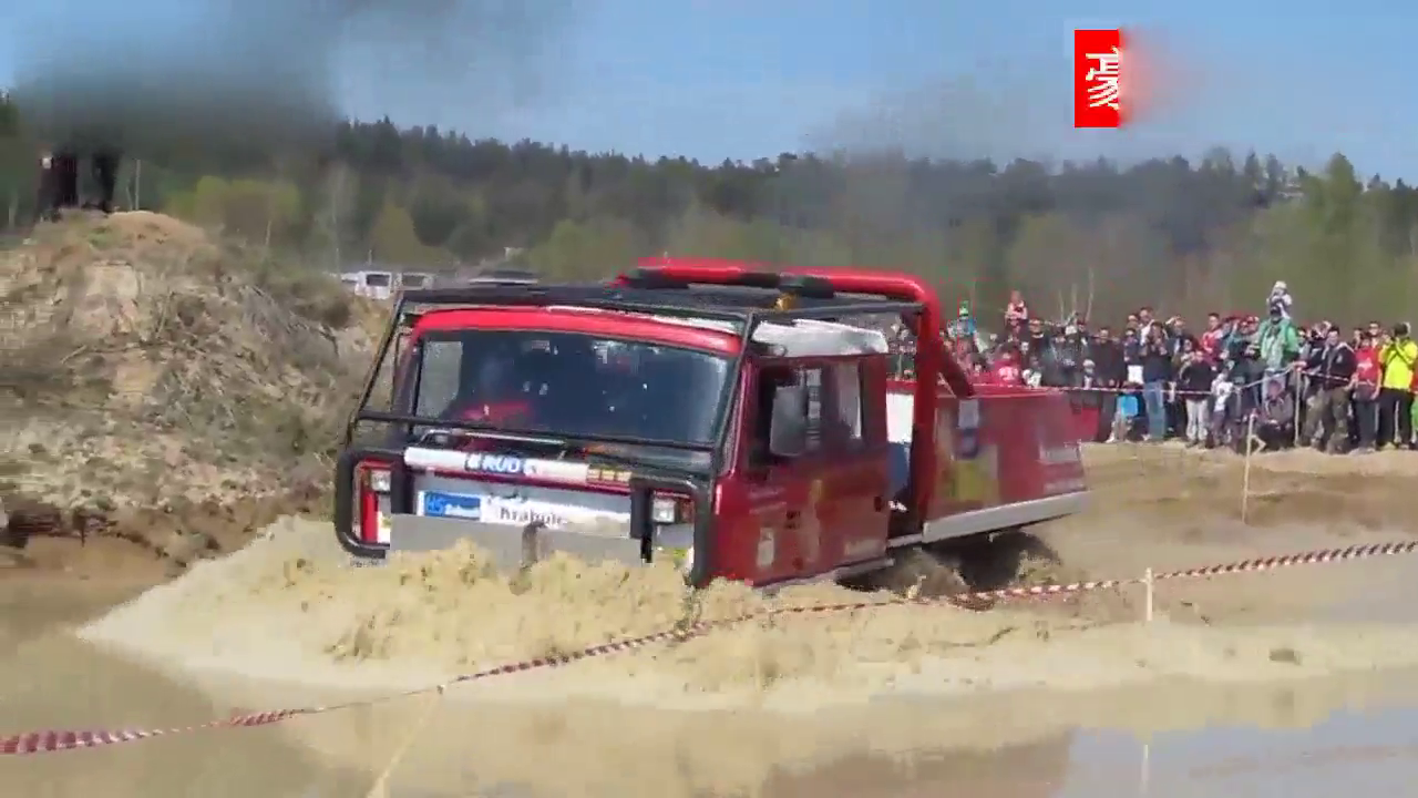 场上的太拖拉卡车，在这里，尽显越野性能的优越感！