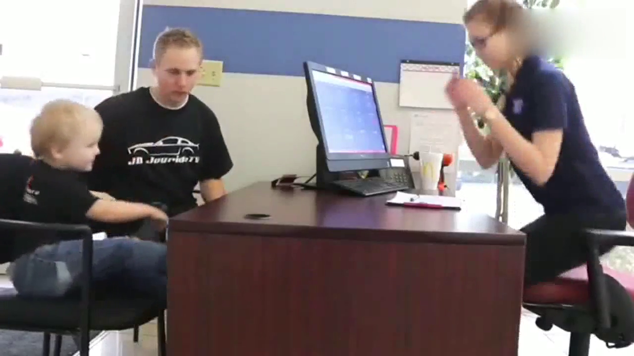 爸爸买jeep，4S店又给儿子送了部跑车，父子一起开车好霸气