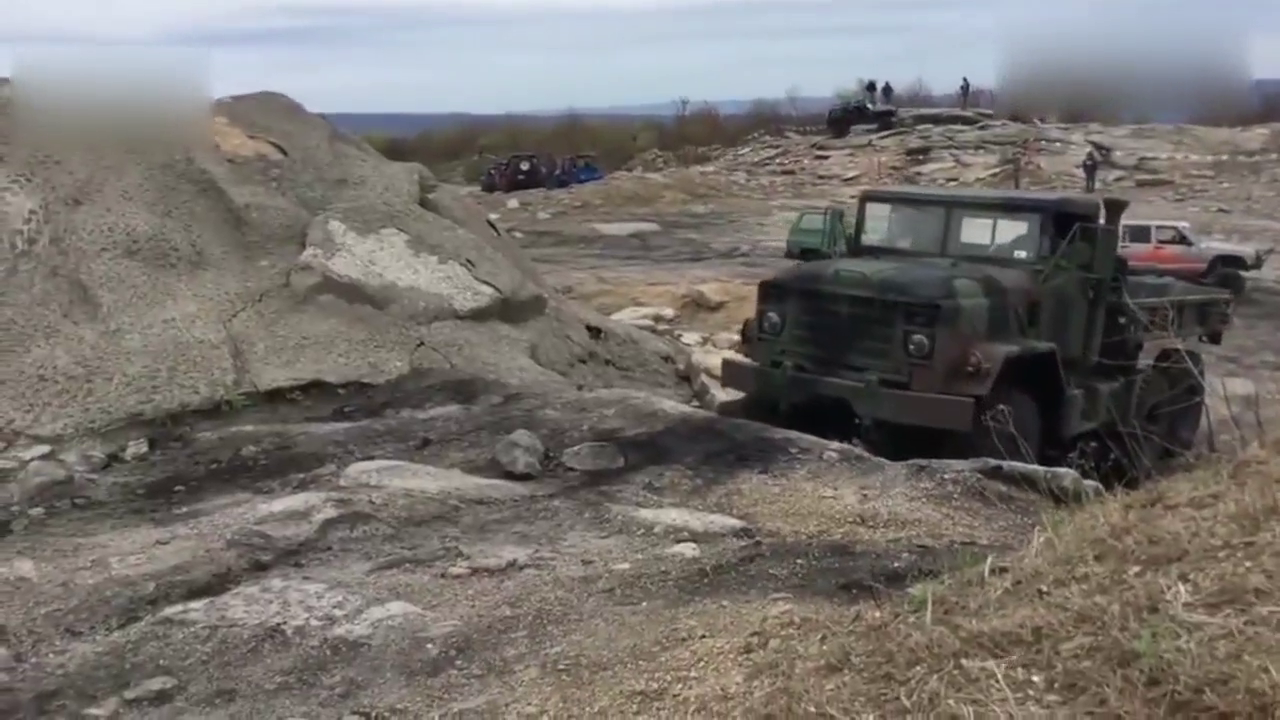 不明白，这些卡车有什么特殊的？为什么不会陷车